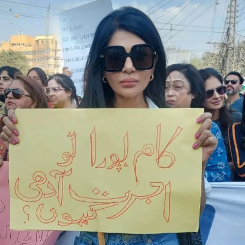 Iffat Omar Raised Her Voice For 'Equal Pay Right' In Aurat March